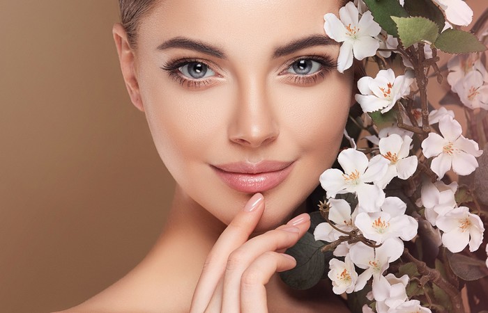 روتين العناية بالبشرة للنساء العاملات في بيئة مكتبية