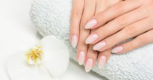 كيف يمكنني ترطيب أظافري في المنزل؟