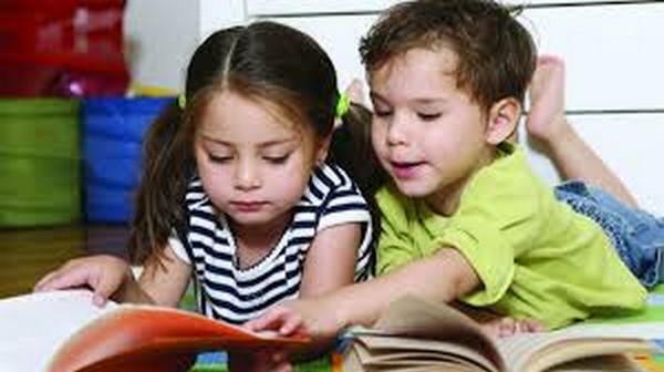 طرق تشجيع الأطفال على القراءة بالمنزل