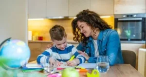 حيل نفسية تخلي طفلك يذاكر بدون إجبار