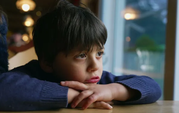 5 أخطاء تربوية تدمر نفسية الطفل فورًا
