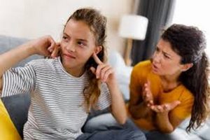 كيف تتعاملين مع الطفل العنيد بذكاء