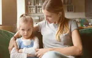 كيفية التعامل مع الطفل العنيد والعصبي في عمر 4 سنوات